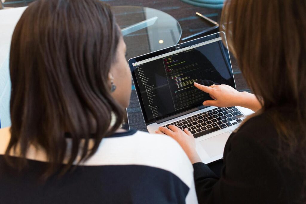 Écran d'ordinateur affichant du code JavaScript et React pour une application mobile développée à La Capsule.