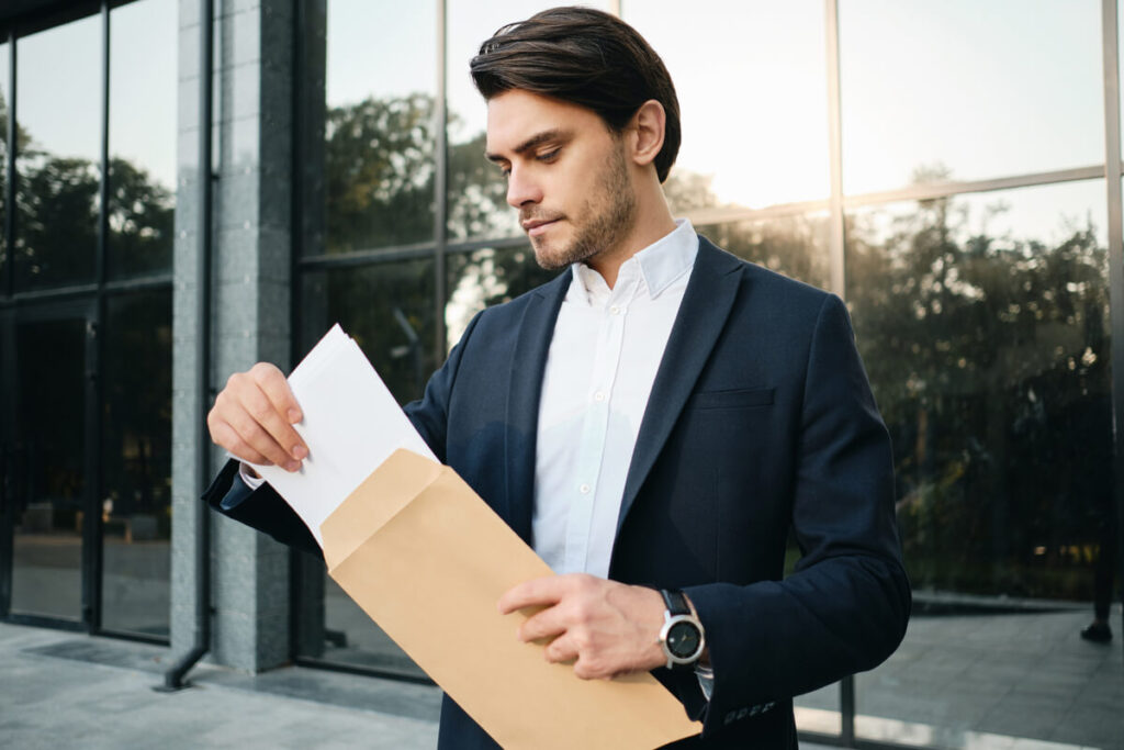 Une lettre recommandée de mise en demeure de reprise de poste envoyée à un salarié absent de l'entreprise.