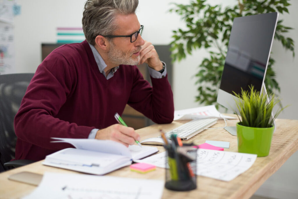 Un gestionnaire RH constatant les erreurs et le coût de traitement d'une feuille de temps manuelle sur un tableur Excel.