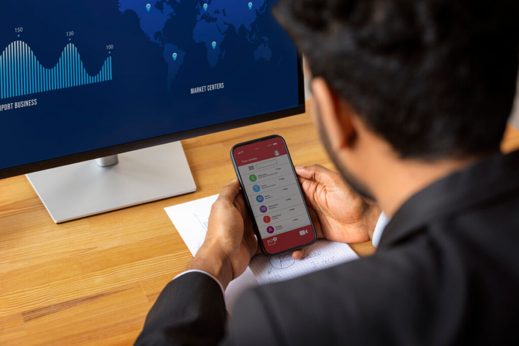 Quels sont les meilleurs outils pour gérer son épargne en 2026 ? 3 Écran de smartphone montrant la gestion de sous-comptes et de coffres-forts numériques sur une application de néobanque.