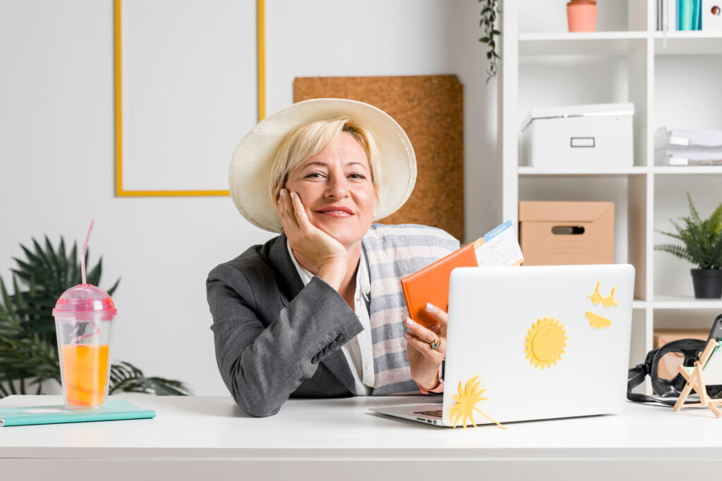 Une salariée à domicile consultant son planning de travail durant les vacances de son employeur.