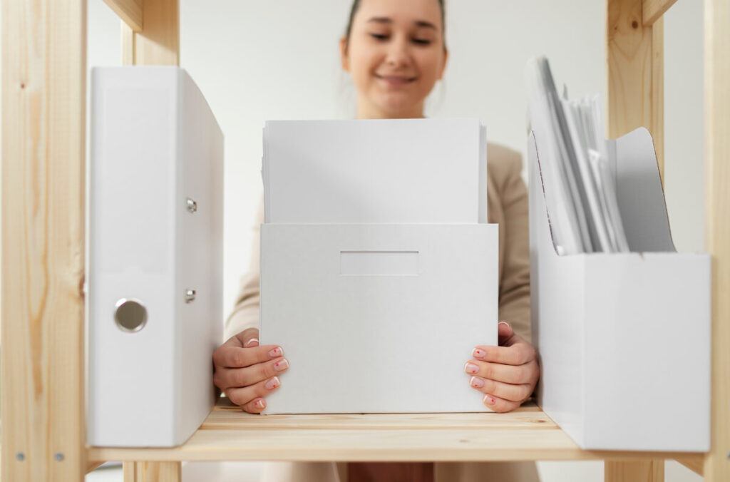 Un classeur de rangement contenant des copies de CV et des e-mails de candidatures.