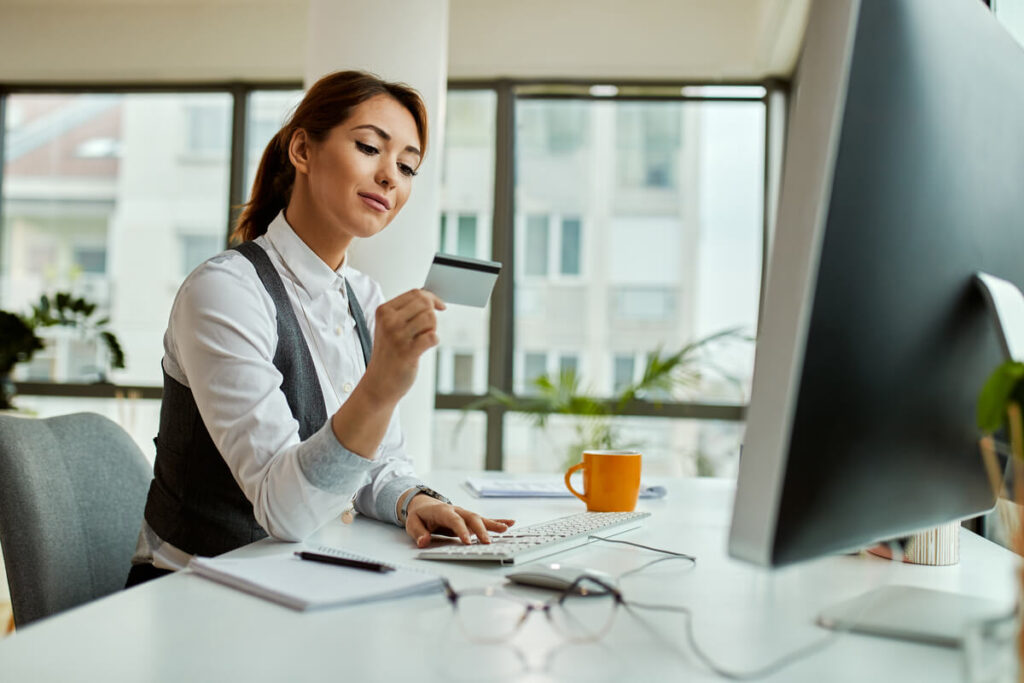 Un entrepreneur ouvrant un compte bancaire professionnel dédié à son activité.