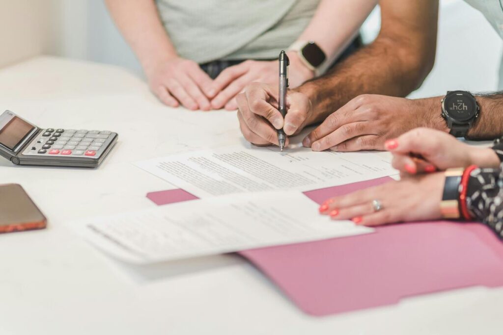Rupture conventionnelle et déménagement : ce que vous pouvez vraiment obtenir 3 Un salarié et son employeur signant le formulaire d'homologation d'une rupture amiable.