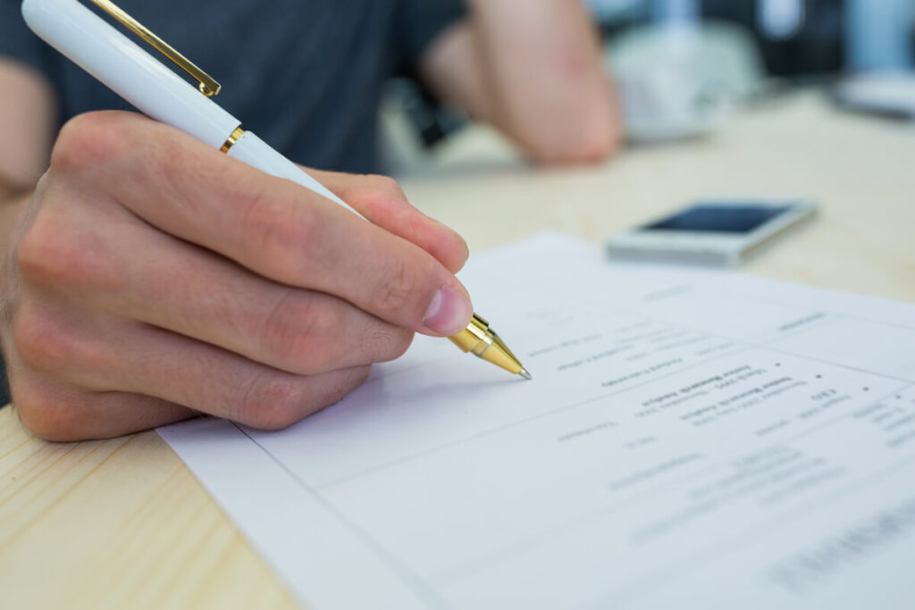 Signature officielle du formulaire Cerfa de rupture conventionnelle garantissant une indemnité supralégale.