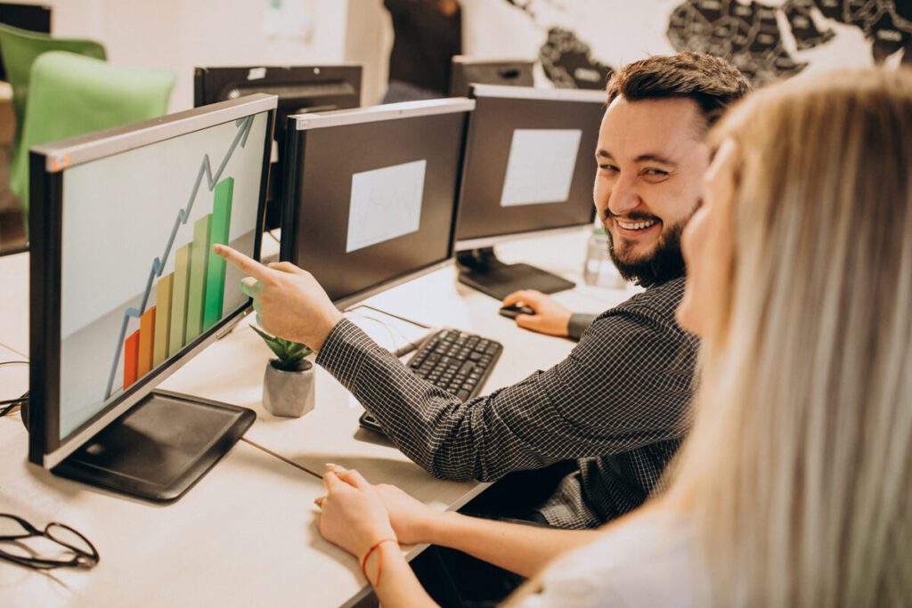 Un conseiller bancaire montrant une simulation de placement optimisé à un client dans son bureau.