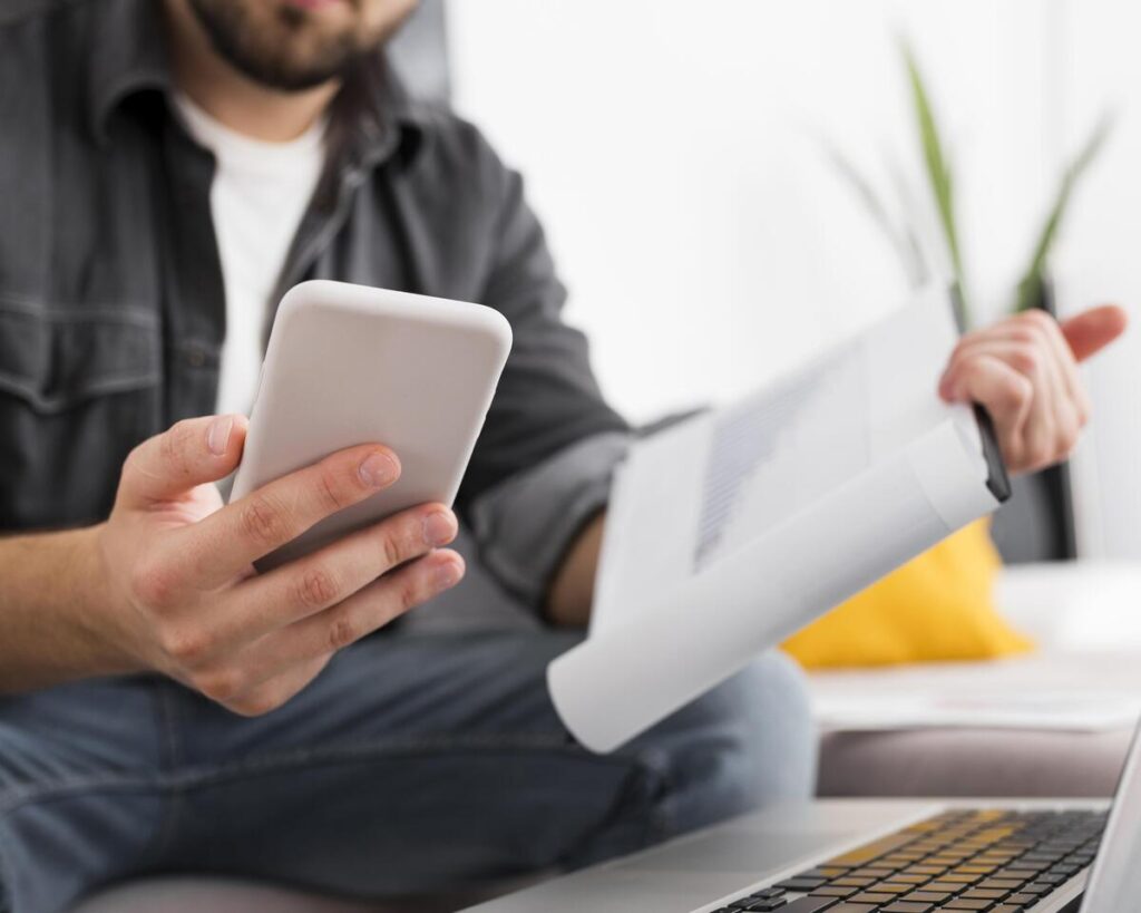 Notification personnalisée de suivi de sinistre envoyée à un assuré sur son smartphone via un outil CCM.