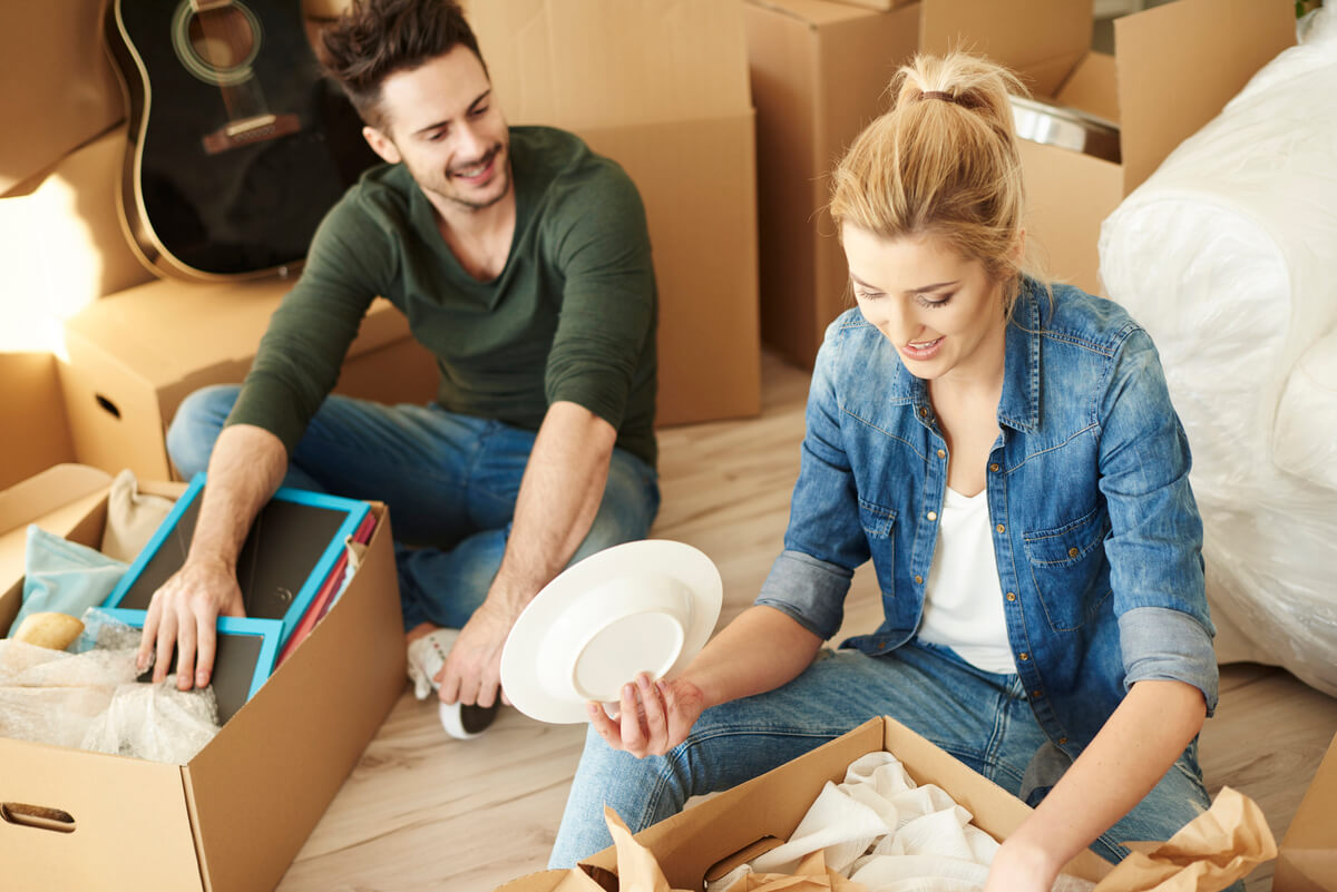 Un couple préparant ses cartons de déménagement pour partir vivre à l'étranger.