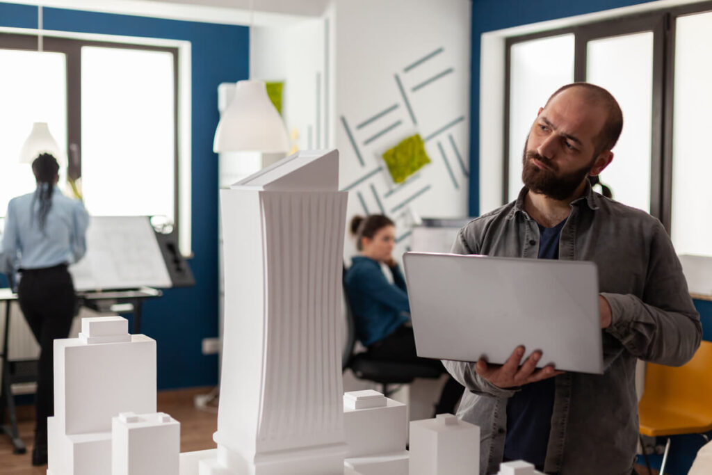 La Première Brique : Crowdfunding immobilier et immobilier fractionné 2 Un investisseur consultant la documentation réglementaire d'un projet immobilier sur la plateforme La Première Brique.