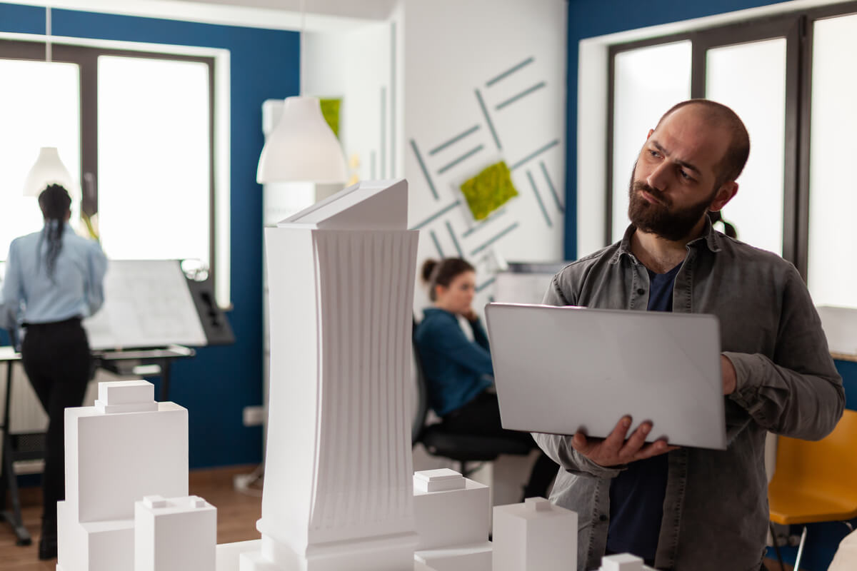 Un investisseur consultant la documentation réglementaire d'un projet immobilier sur la plateforme La Première Brique.