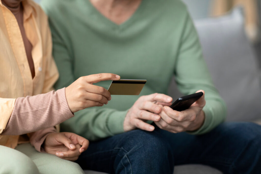 Carte bancaire pour mineur : comprendre les solutions adaptées aux jeunes 3 Un parent configurant les limites de dépenses de la carte de son enfant sur son application mobile.