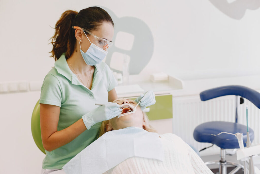 Une assistante dentaire qualifiée préparant les instruments de soins dans un cabinet médical propre.