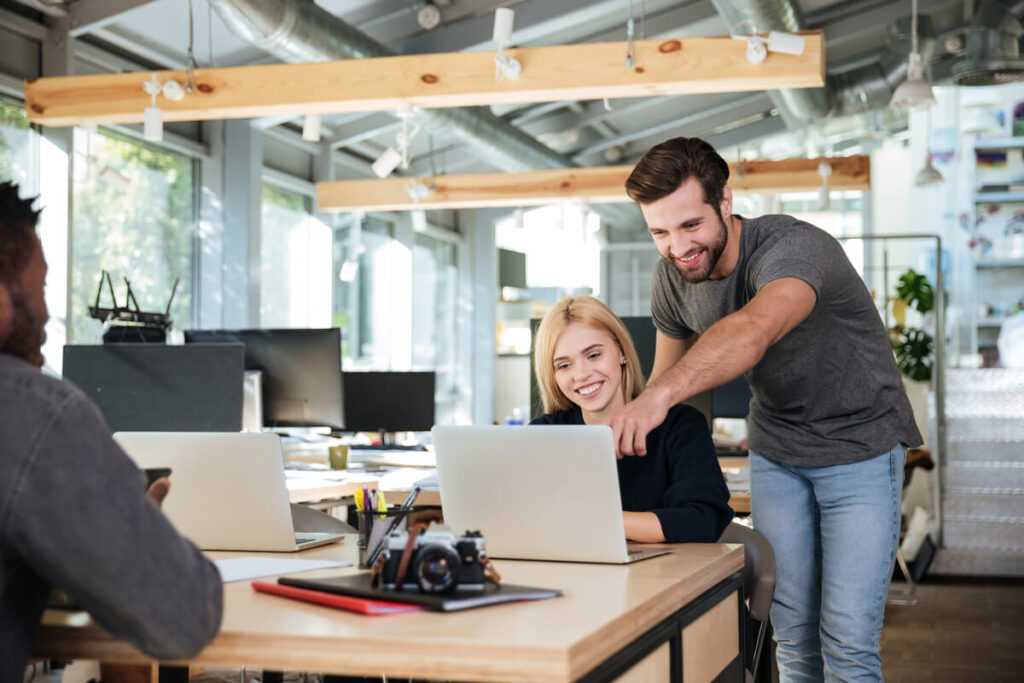 Des collaborateurs travaillant dans des bureaux privés rénovés au cœur du centre-ville de Toulouse.