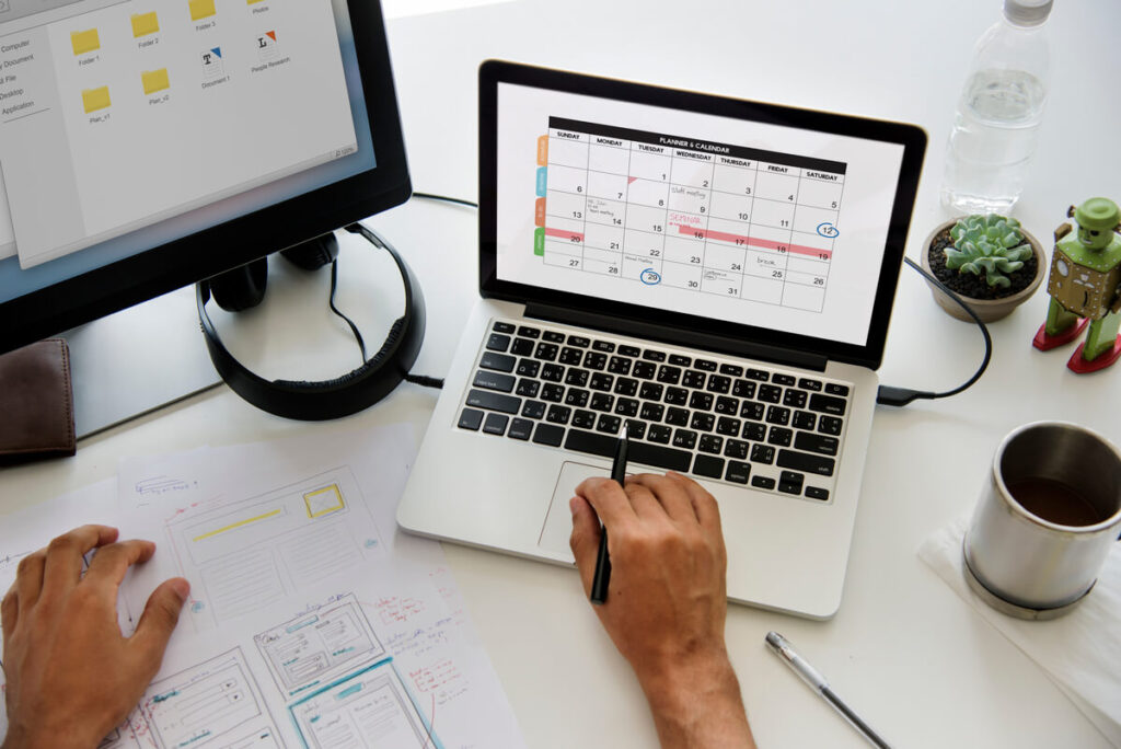 Reprise d'activité en milieu de mois et indemnisation : comment est calculé votre chômage ? 3 Un calendrier de bureau avec des jours cochés pour symboliser le calcul du lissage des allocations.