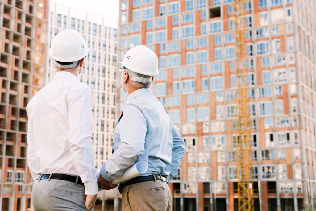 La Première Brique : Crowdfunding immobilier et immobilier fractionné 3 Un bâtiment en cours de rénovation par un marchand de biens financé collectivement.