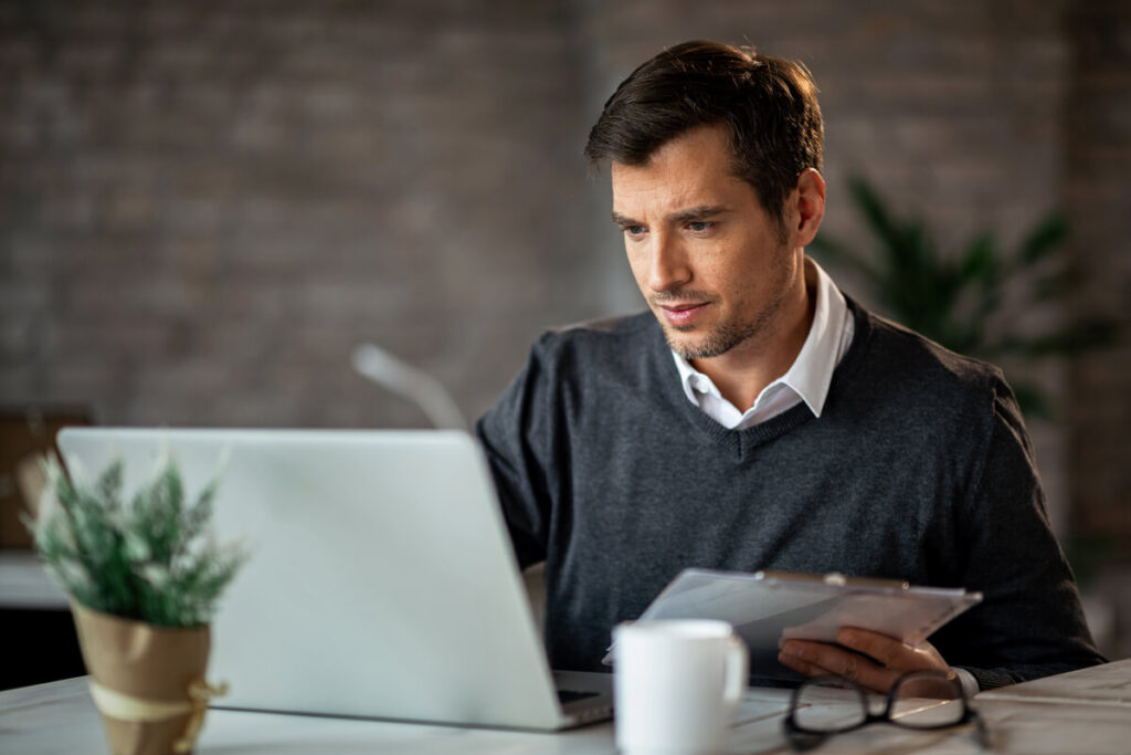 Un entrepreneur consultant la séparation entre son compte bancaire professionnel SASU et son compte personnel sur ordinateur.