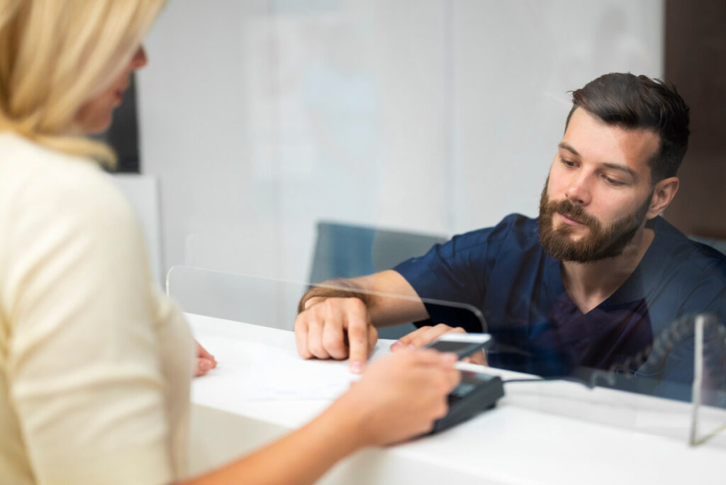 Libellé "Fact SGT" sur votre compte CIC : de quel frais bancaire s'agit-il ? 3 Un client en agence de banque en train de faire le point sur ses frais mensuels.