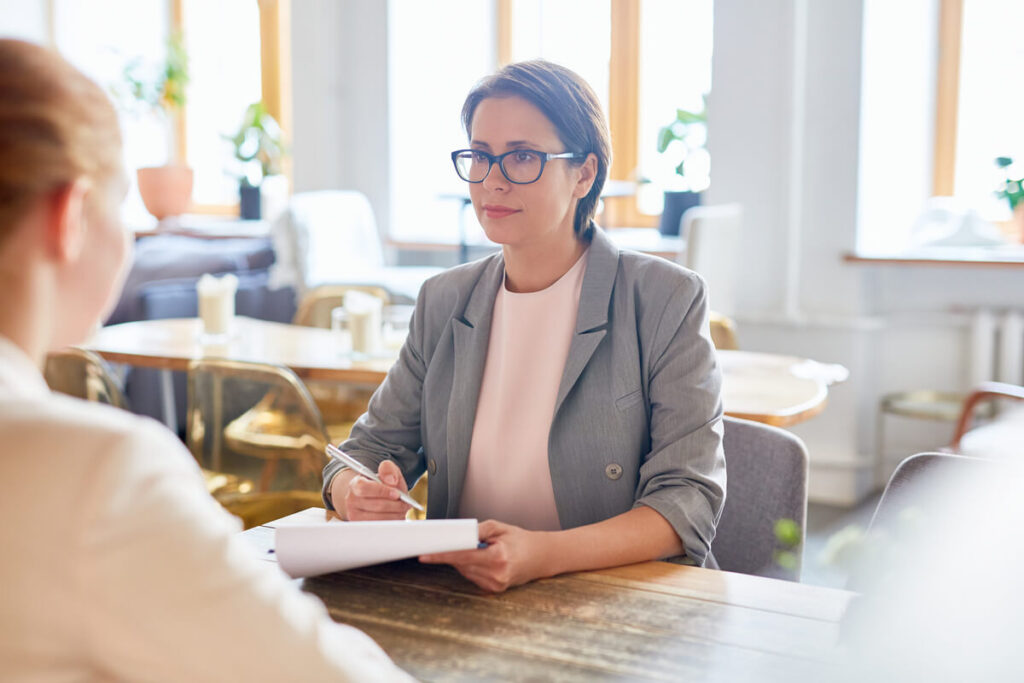 Mon patron a-t-il le droit de me crier dessus ? Ce que dit le Code du travail 3 Une personne en entretien avec un conseiller juridique pour faire le point sur ses droits au travail.