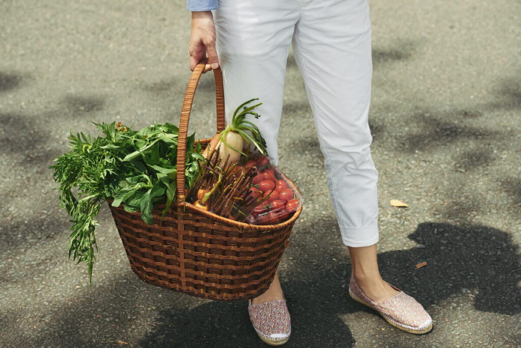 Un panier de légumes frais et de produits locaux pour illustrer une consommation économique.