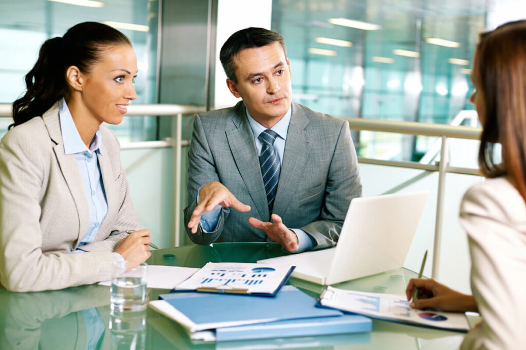 Un consultant en recrutement évaluant les compétences d'un candidat commercial lors d'un entretien en agence.