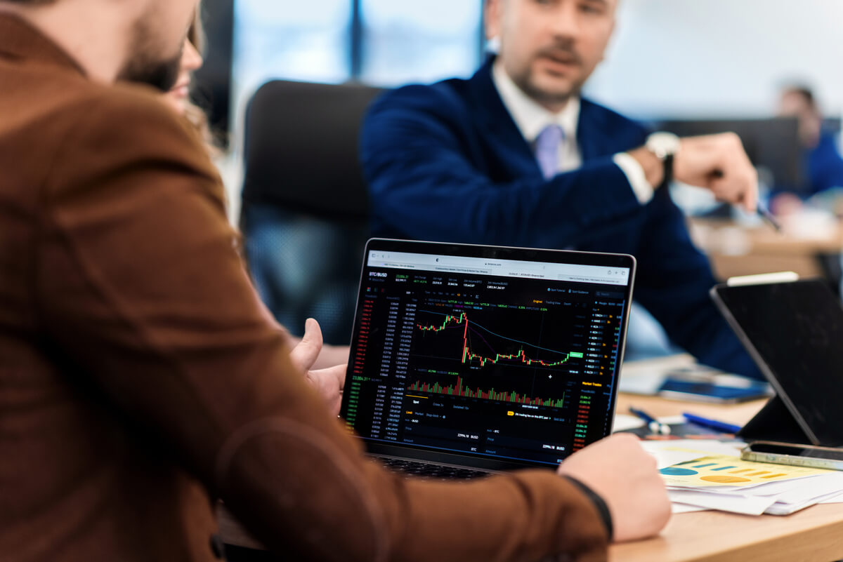 Un investisseur analysant les performances des indices boursiers S&P 500 et Nasdaq via des ETF éligibles au PEA sur son écran.
