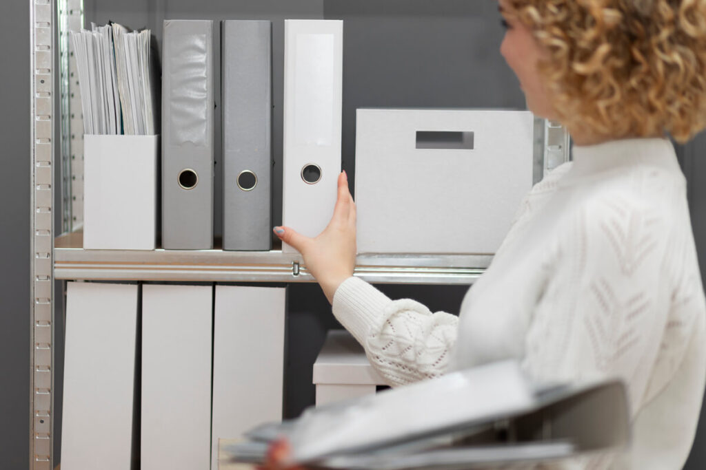 Classeurs de comptabilité et factures d'achat ordonnés pour illustrer l'obligation de conservation des documents.