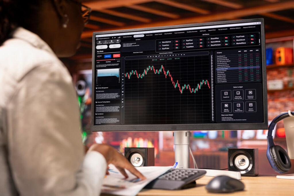 Un graphique boursier montrant la variation du cours EUR/USD au cours de la journée sur un écran de trading.