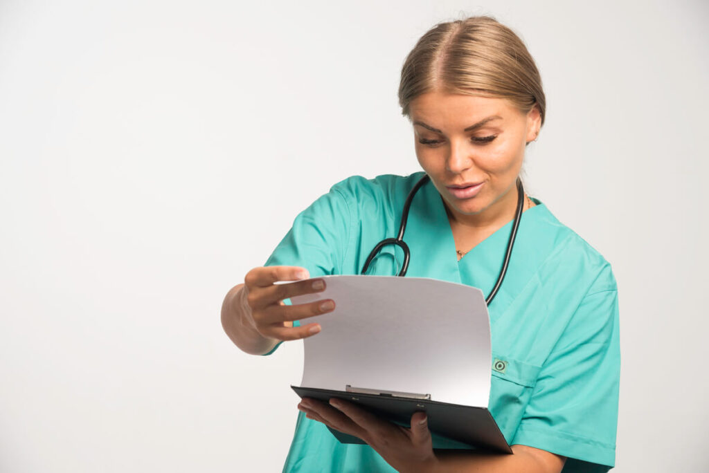 Une infirmière libérale organisant son sac de soins avant de partir en tournée lors d'un remplacement.