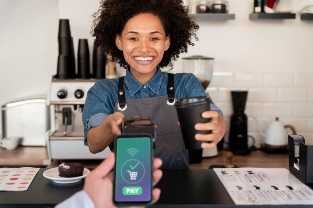 Un artisan indépendant utilisant un mini-lecteur de carte bancaire connecté en Bluetooth à son smartphone.