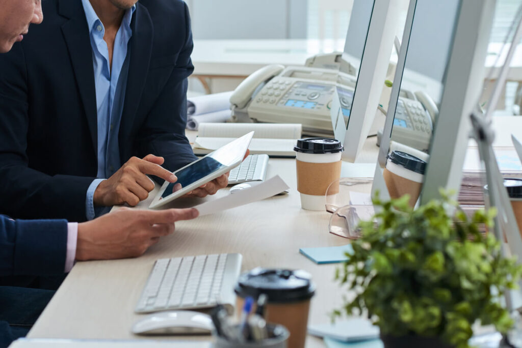 Un espace de travail numérique moderne affichant la synchronisation des plannings, des contrats et des banques.
