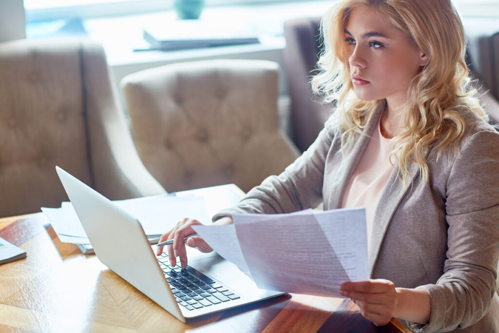 Une personne remplissant un questionnaire d'évaluation professionnelle sur son ordinateur portable.