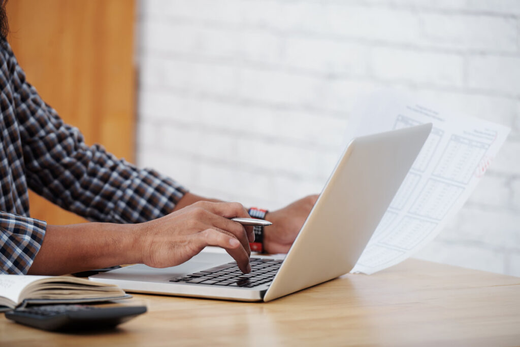 Forf p.stat web : que signifie ce prélèvement sur mon relevé ? 4 Un utilisateur remplissant un formulaire d'annulation de service en ligne sur son ordinateur portable.