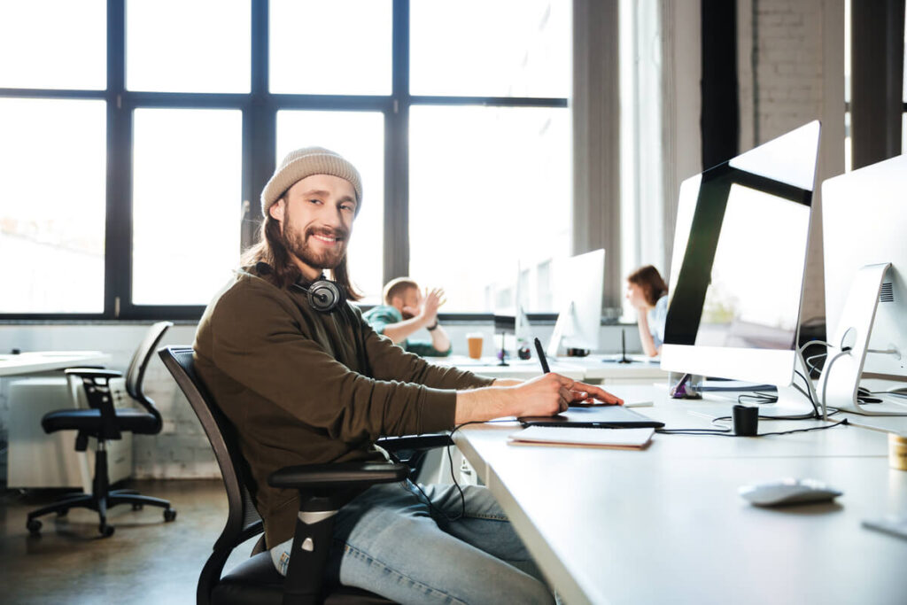 Sécuriser ses revenus en freelance : la solution du portage salarial 2 Un consultant freelance travaillant sereinement sur son ordinateur dans un espace de coworking.