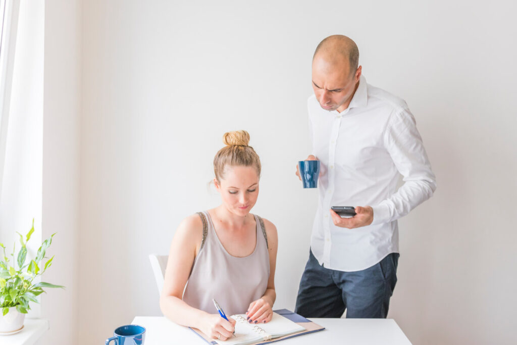 Une personne relisant les clauses de son contrat de travail à temps partiel avant signature.