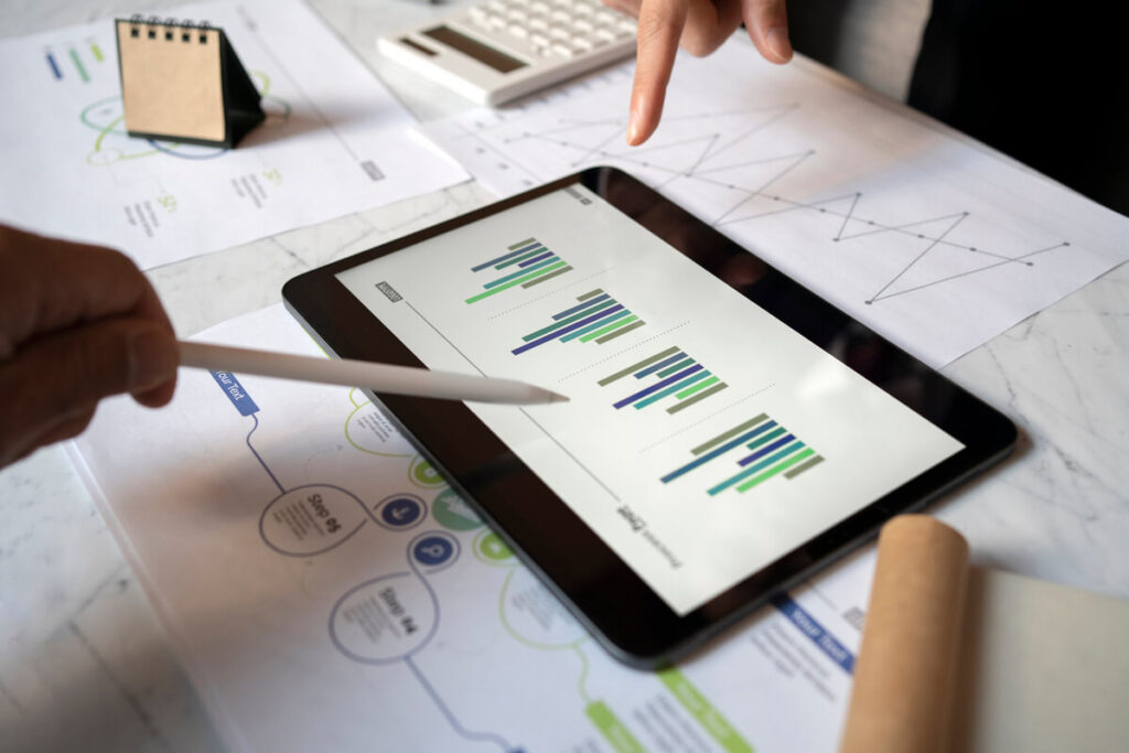 Un entrepreneur analysant les graphiques de performance financière et les indicateurs clés de son entreprise sur sa tablette.
