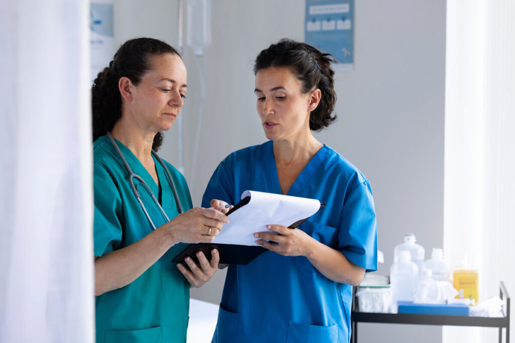 Un infirmier libéral titulaire effectuant une journée de doublure et présentant son remplaçant à un patient.