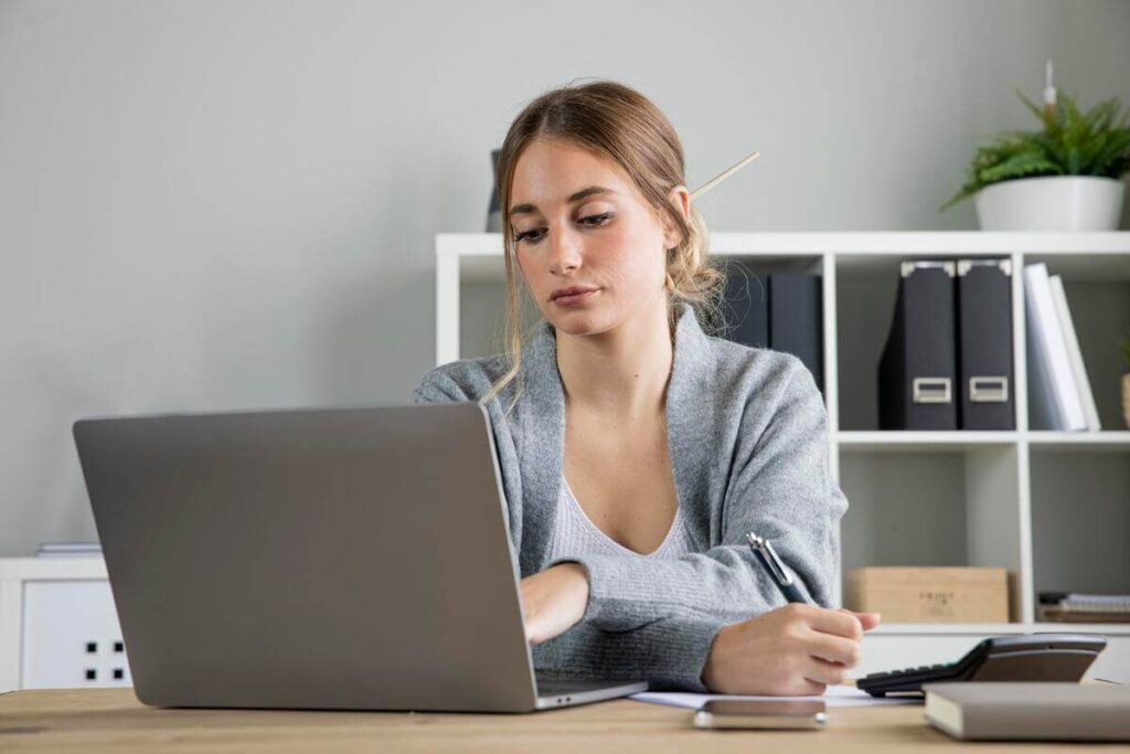 Stagiaire fermant son ordinateur portable lors d'un abandon de formation CPF.