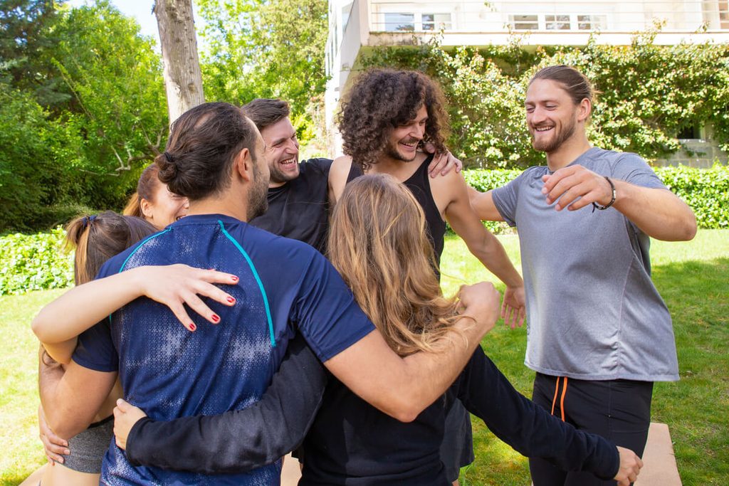 Salariés participant à des olympiades sportives et ludiques en plein air pour souder l'équipe.