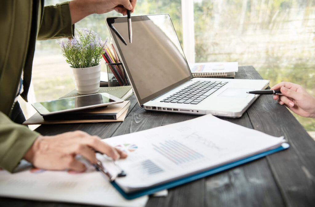 Consultation du rendement d'un contrat d'assurance vie souscrit auprès d'un courtier en ligne sur ordinateur.
