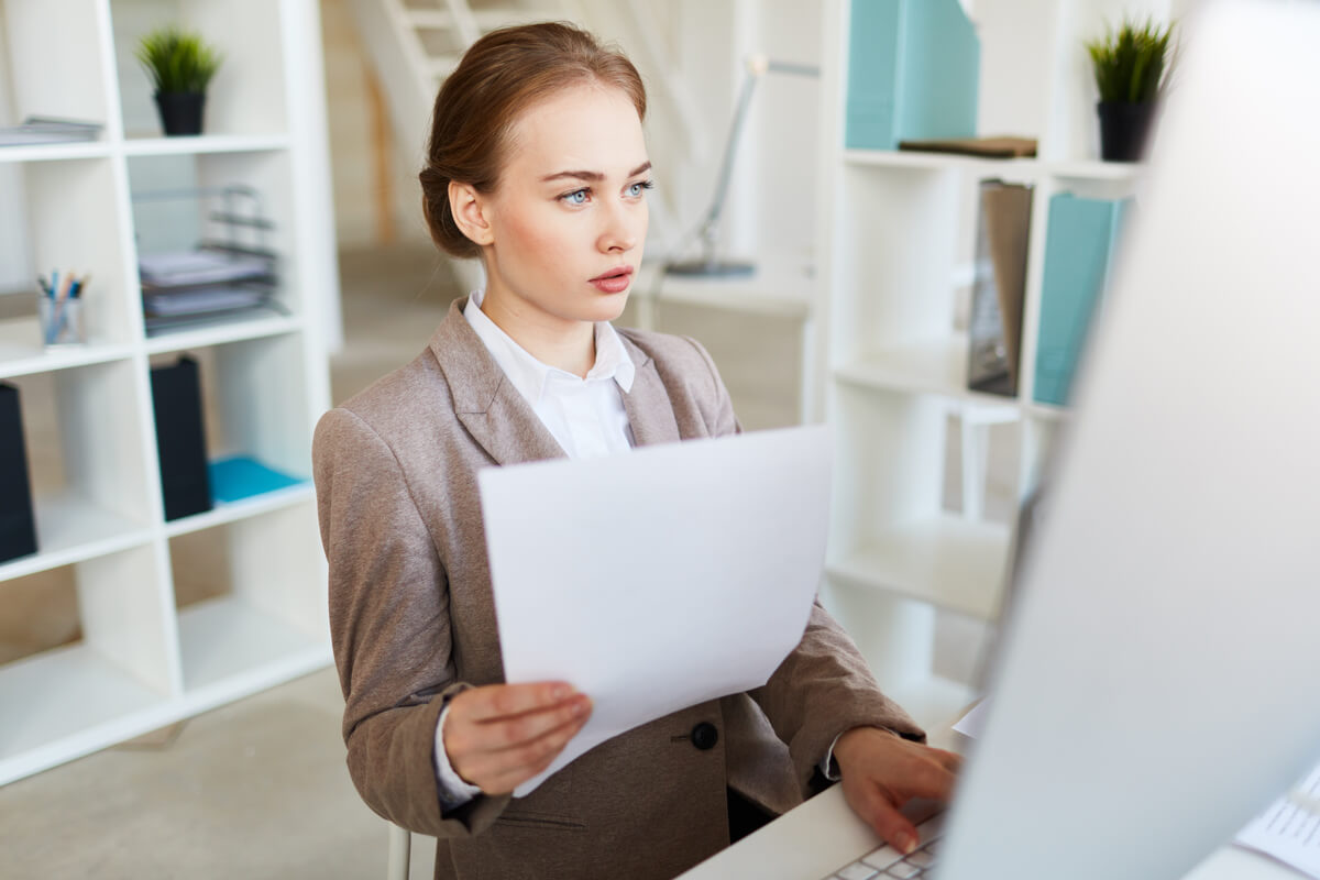 Salarié examinant sa fiche de paie sans prime avec un représentant du personnel.