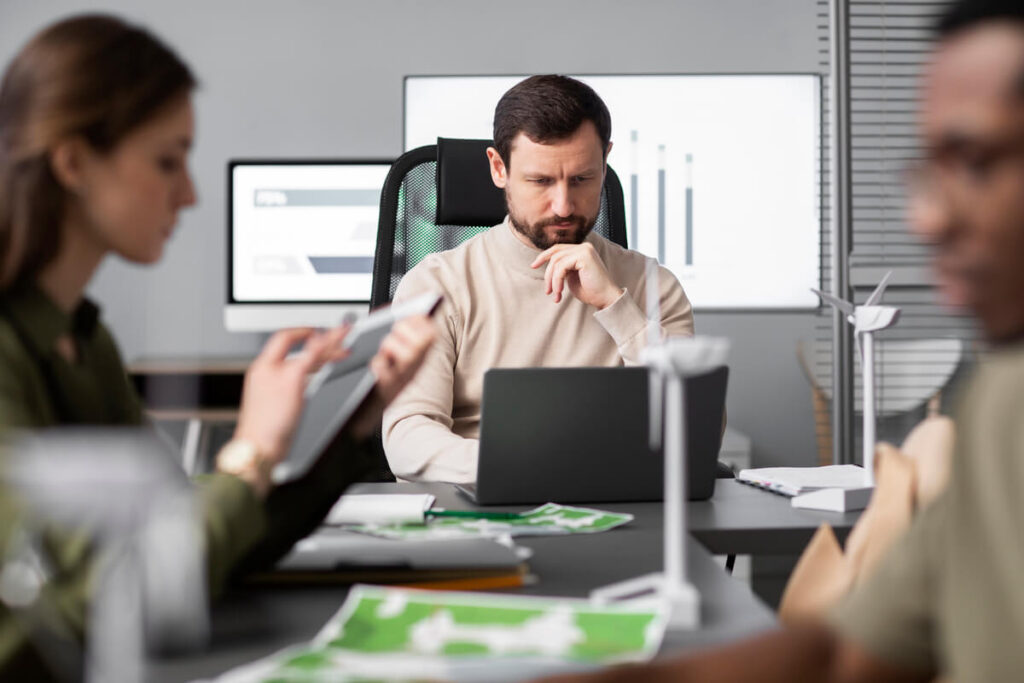 Manager utilisant des outils d'IA générative pour optimiser la productivité de son équipe.