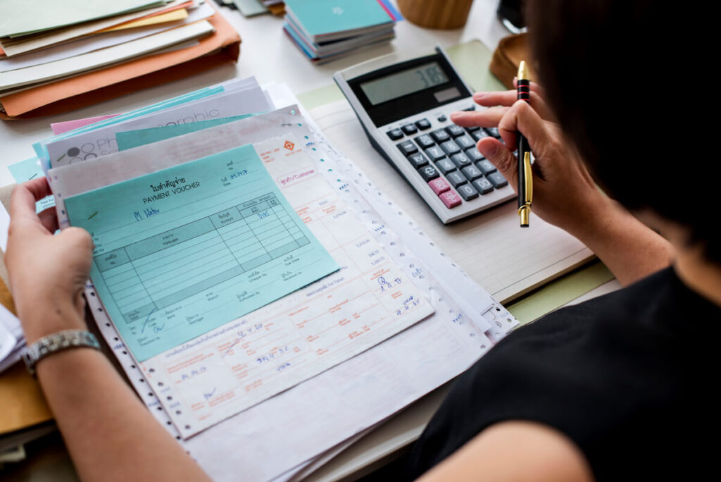 Définition de la proratisation : calcul, formule, paie, facture et exemples 2 Calculateur et feuille de paie illustrant la proratisation d'un salaire en cours de mois.