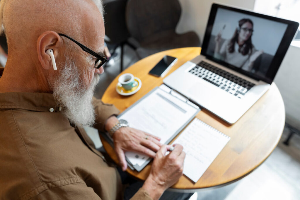 Réunion en visioconférence entre un dirigeant et son expert-comptable en ligne.