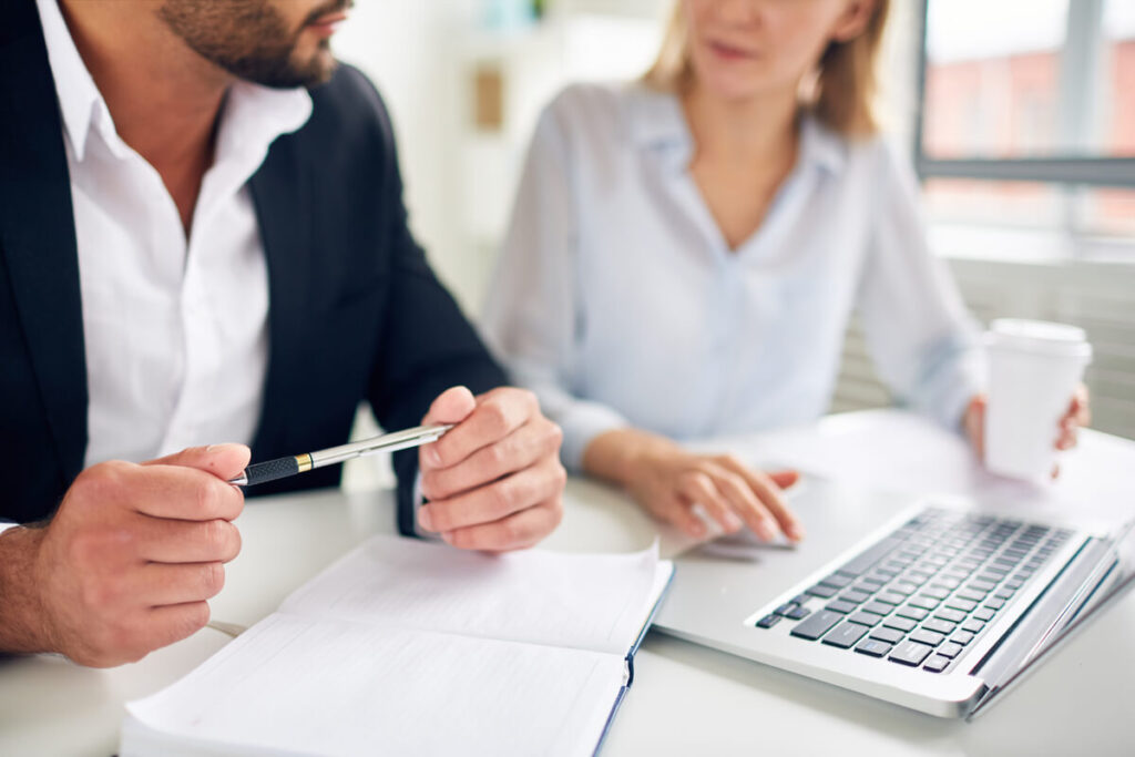 Consultant indépendant gérant ses missions et devis sur la plateforme Crème de la Crème.