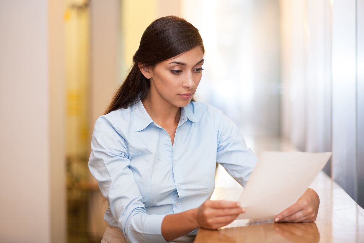 Salarié vérifiant le versement des indemnités journalières sur sa fiche de paie.