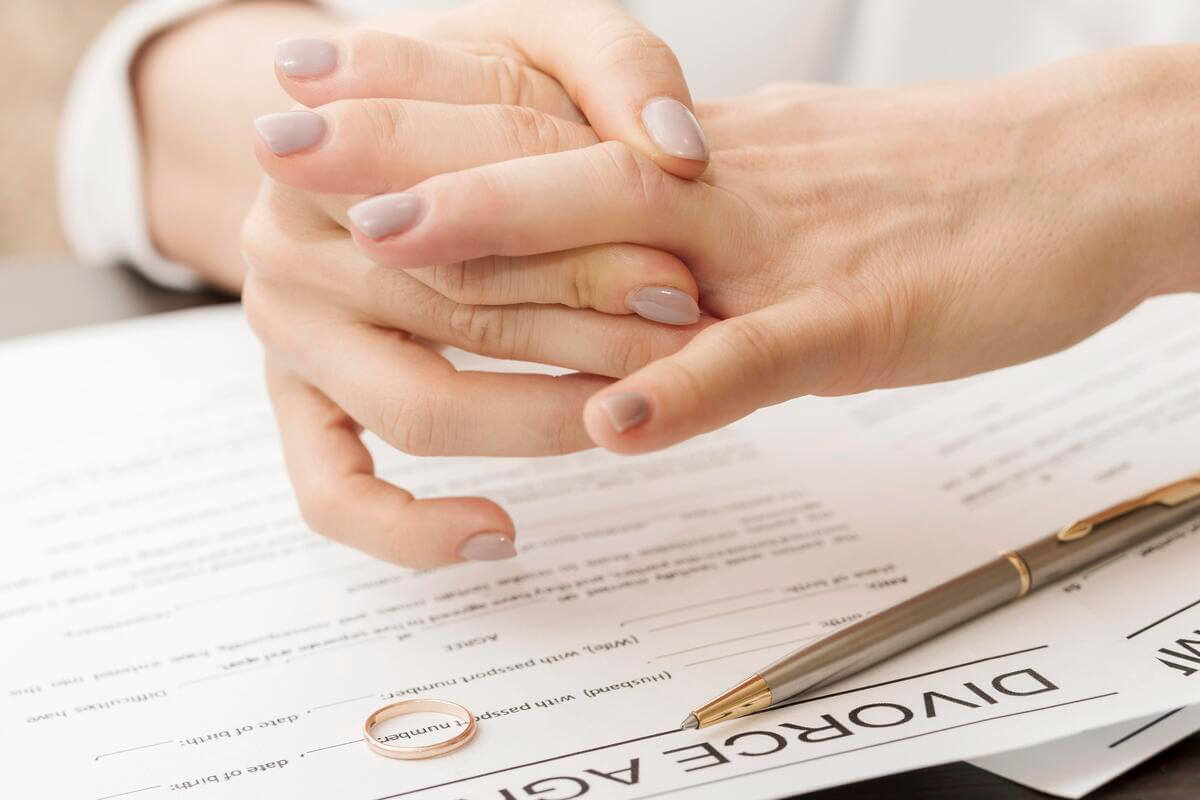 Contrat de mariage en communauté universelle avec clause d'attribution intégrale chez le notaire.