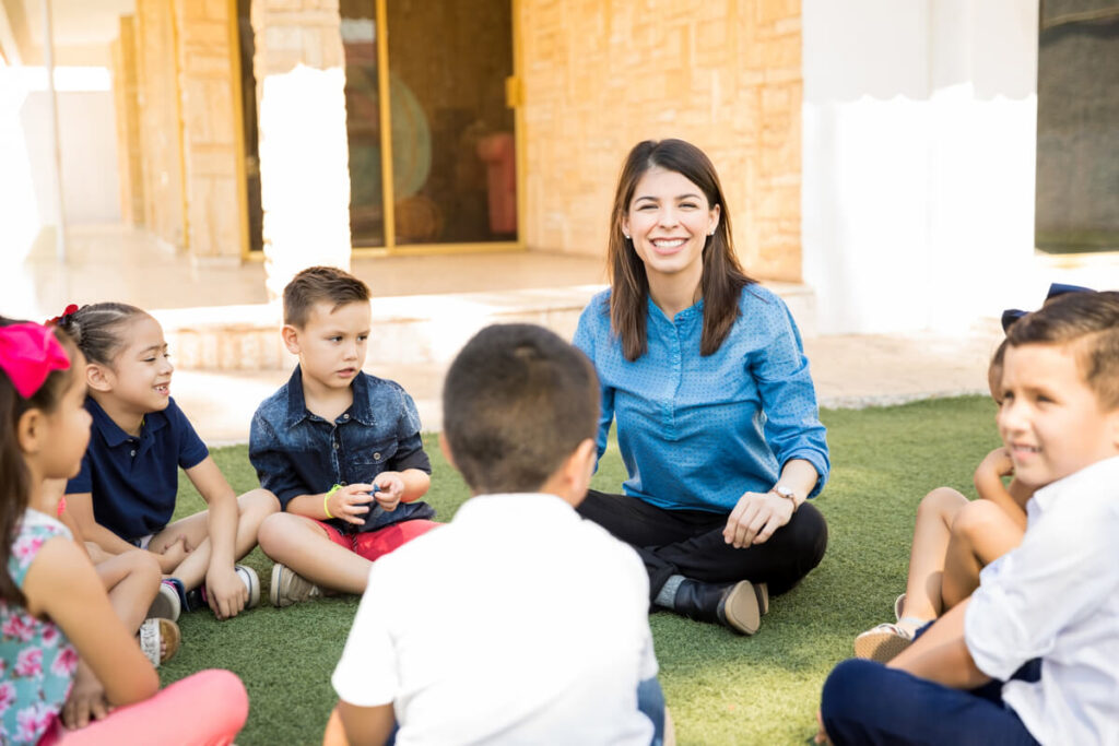 Éducateur spécialisé animant un atelier avec des enfants dans une maison d'enfants à caractère social.
