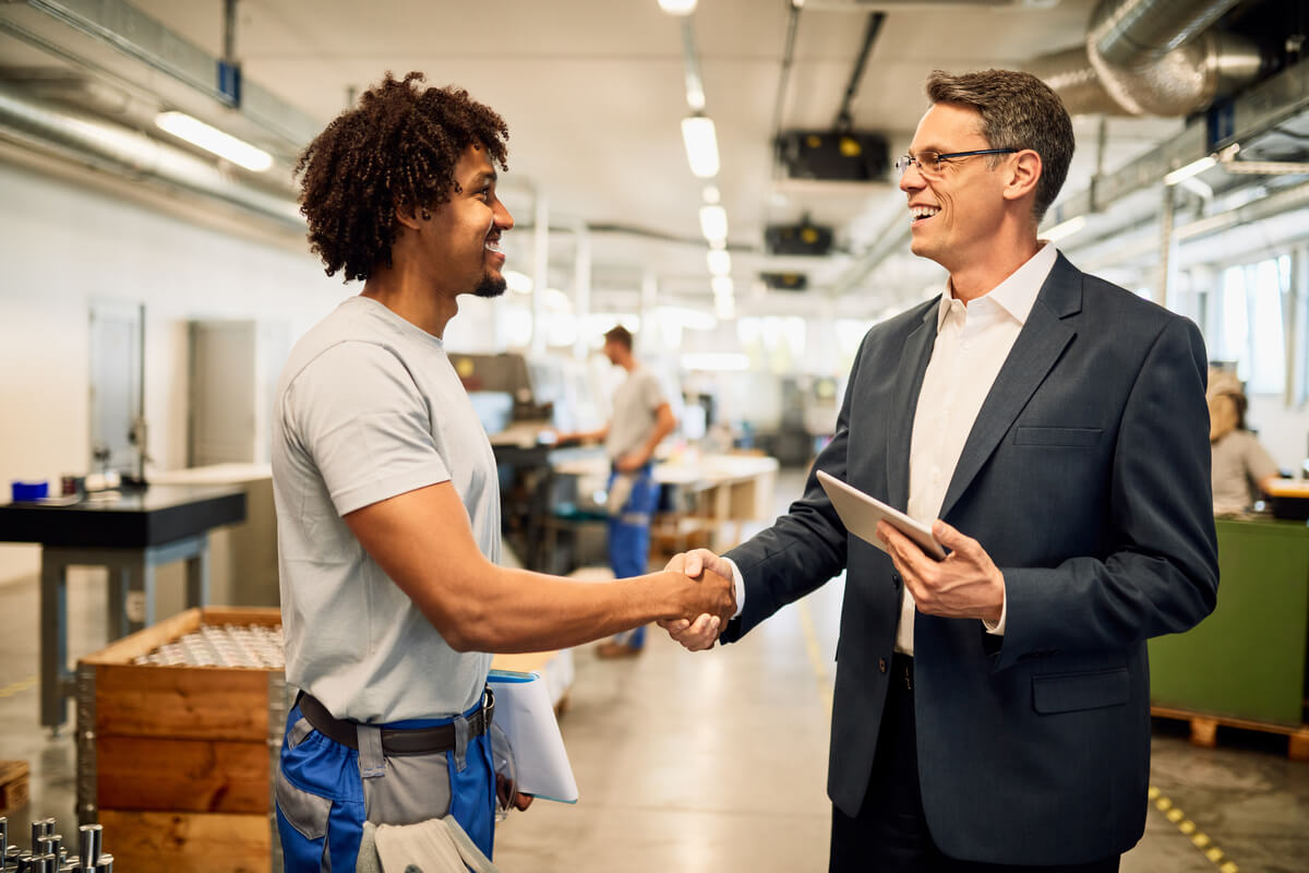Salarié accompagné d'un défenseur syndical lors d'un entretien préalable en entreprise.