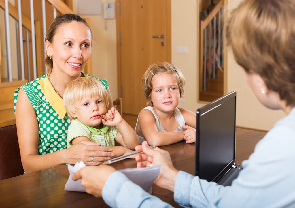 Équipe médico-sociale en réunion de synthèse pour le suivi d'un enfant placé.