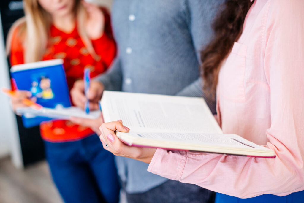 Consultation de livres et de cours pour la préparation du diplôme d'État d'assistant de service social.